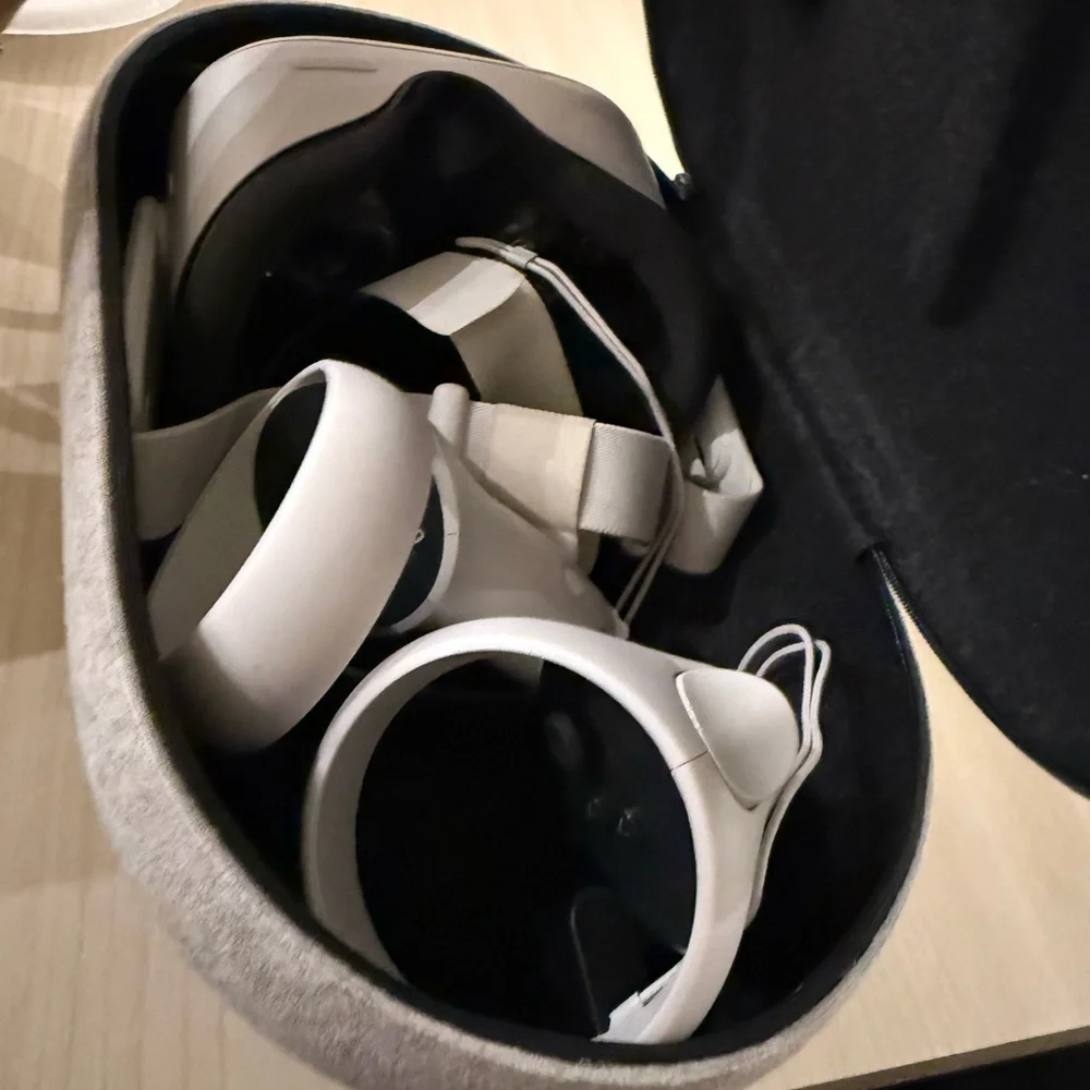 Oculus White Standalone VR Headset with Advanced Comfort
